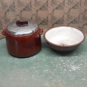 VTG 2 Qt Bean Pot Crock Server w/ vintage primitive stoneware mixing bowl